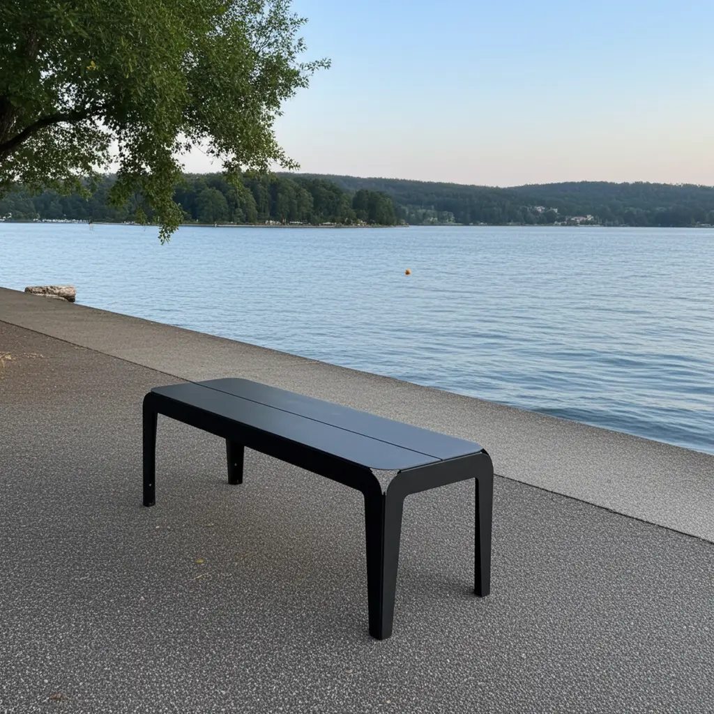 asiento sin respaldo negro vista mar.webp