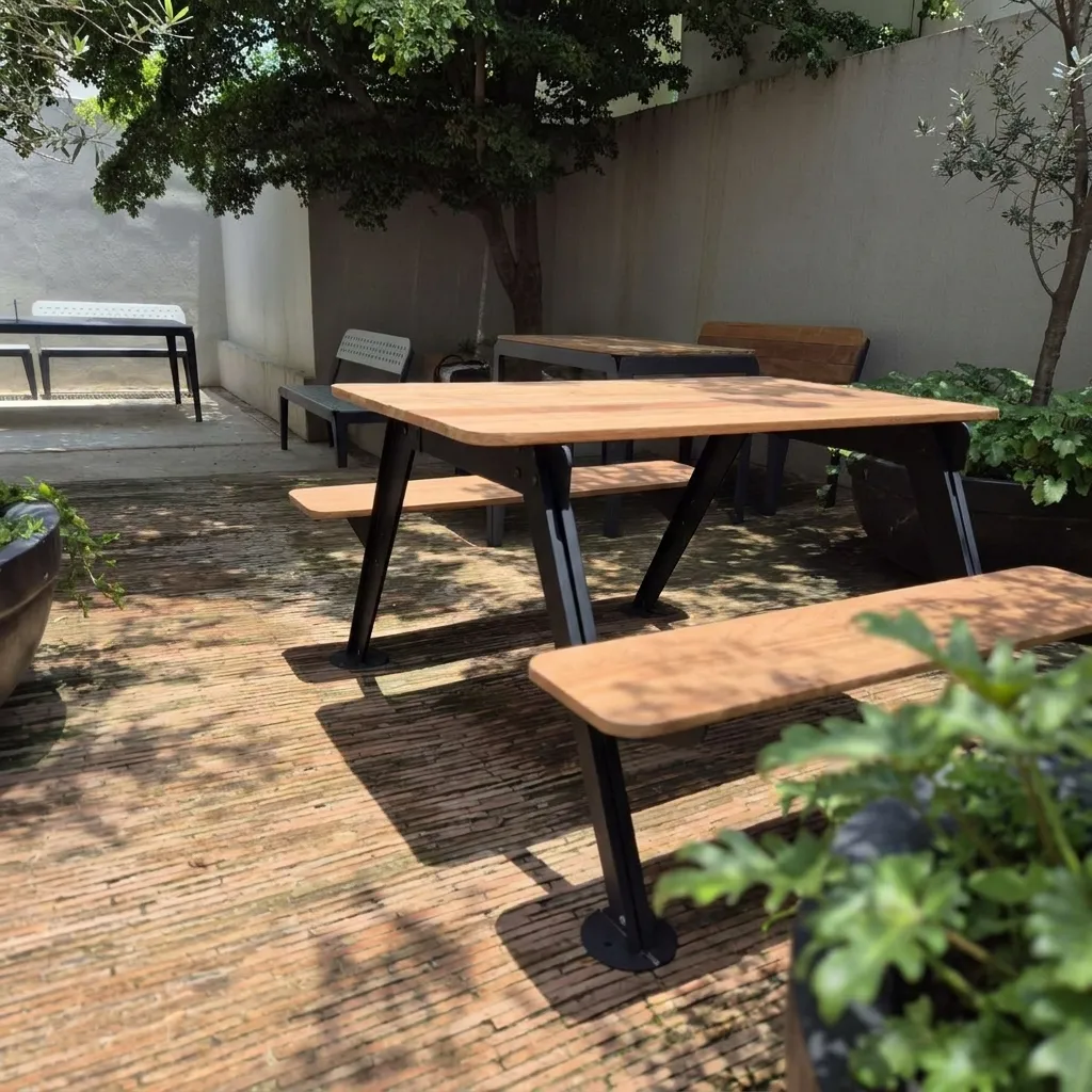 Mesa Picnic de madera y base de metal 6 Personas CRTEC