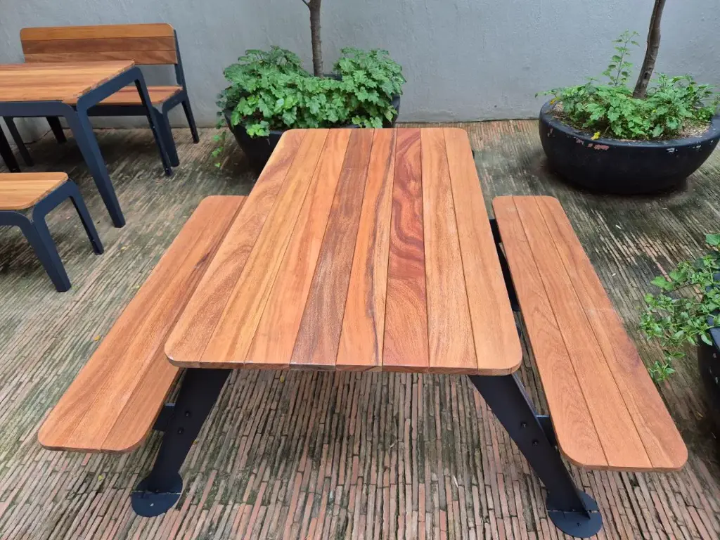 Mesa Picnic 6 Personas, acero Galvanizado y pintura electroestática, madera Tropical