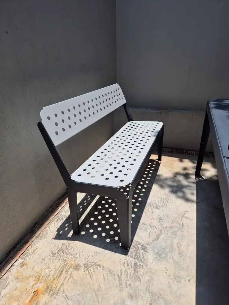 Banca Perforada con respaldo 2 Personas, acero Galvanizado, Pintura electroestática